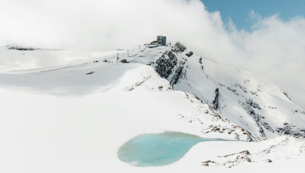 Glacier 3000 : un nouveau lac turquoise préfigure la disparition imminente du glacier du Scex Rouge